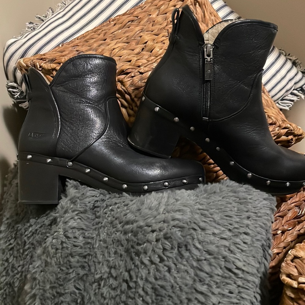 UGG Shearling Lined Clog Booties Size 8